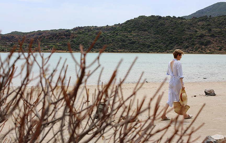 the-bigger-splash-style-tilda-swinton-dior-open-back-shirt-dress-beach-look-de-smet-dossier