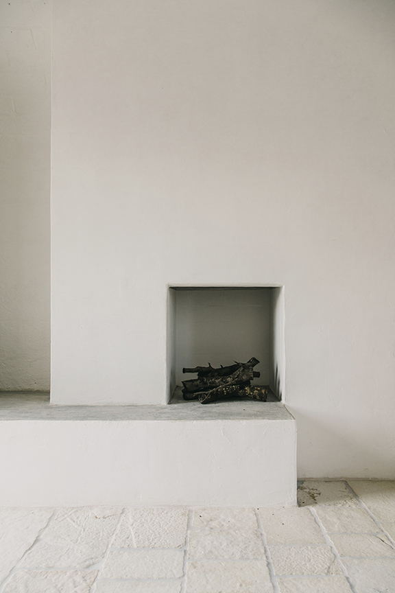 interior-inspiration-minimalist-fireplace-Modern-farmhouse-Masseria-Moroseta-in-Ostuni-Puglia-in-Italy-de-smer-dossier