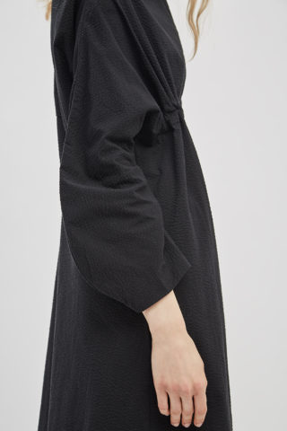 sculpted-sleeve-adjustable-dress-cotton-seersucker-black-de-smet-made-in-new-york-8