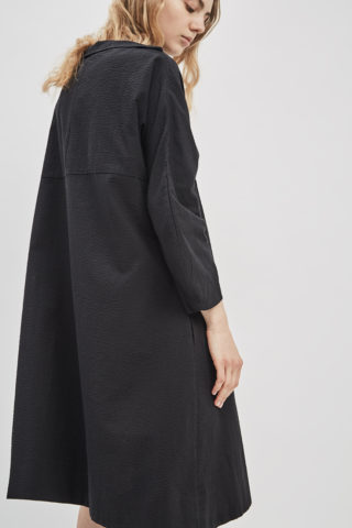 sculpted-sleeve-adjustable-dress-cotton-seersucker-black-de-smet-made-in-new-york-9