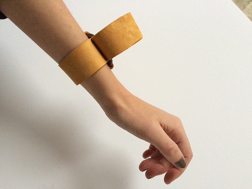 DIY-no-sew-celine-suede-brass-ring-bracelet-10-de-smet-dossier