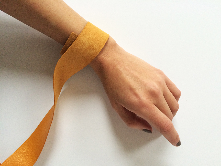 DIY-no-sew-celine-suede-brass-ring-bracelet-3-de-smet-dossier