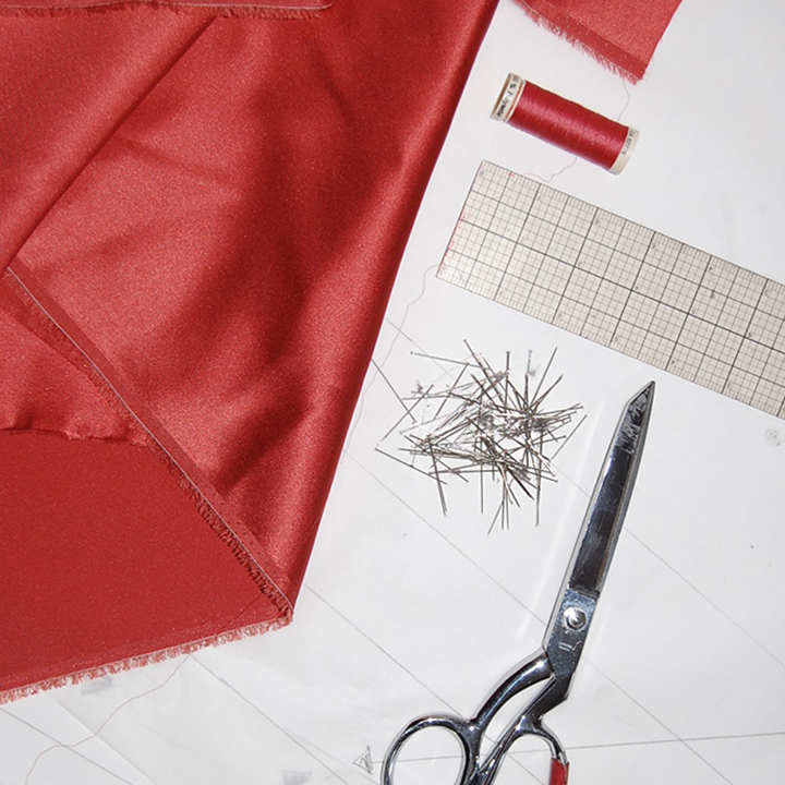 DIY-prada-skinny-silk-scarf-tools-de-smet-dossier