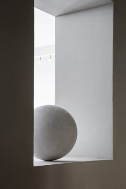 close-contact-norm-architects-the-kinfolk-gallery-Sørensen-Leather-exhibit-8-de-smet-dossier