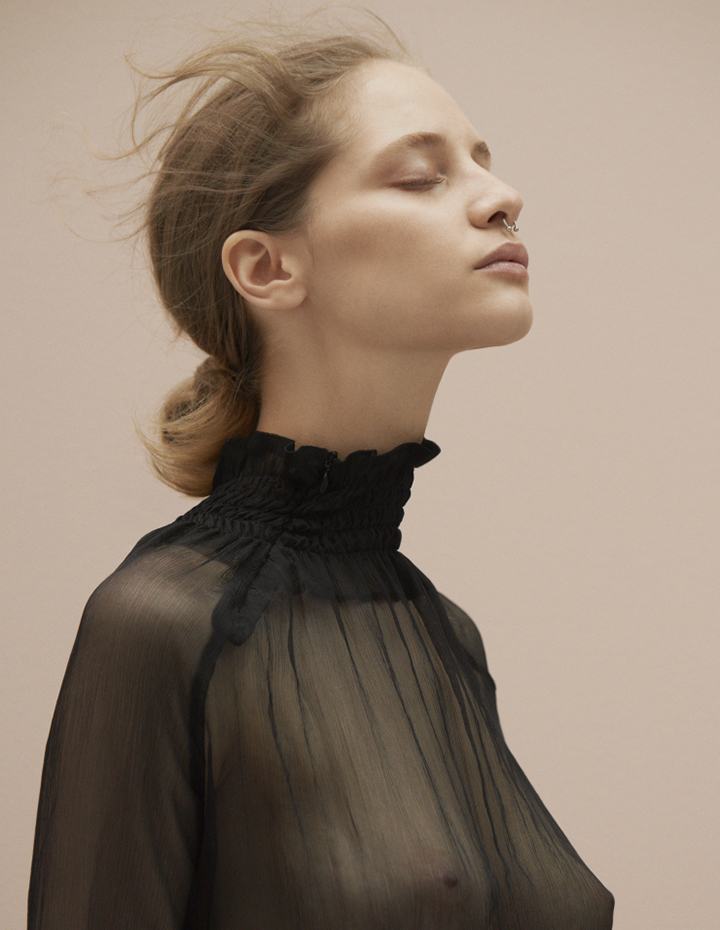 melina-gesto-by-julia-noni-for-vogue-germany-january-2016-3-de-smet-dossier