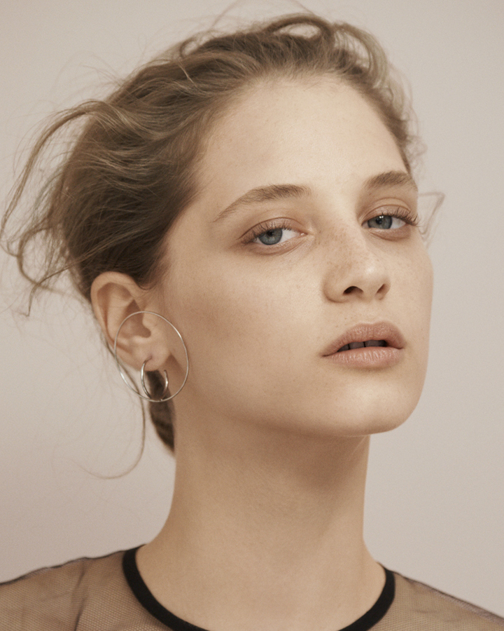 melina-gesto-by-julia-noni-for-vogue-germany-january-2016-de-smet-dossier