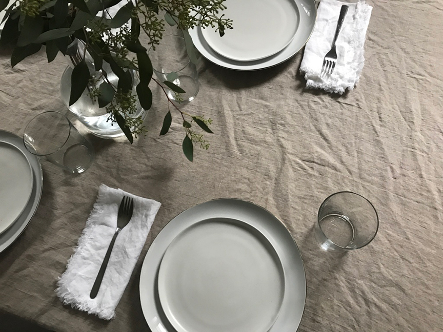 roundup-everyday-white-dishes-homestories-de-smet-dossier