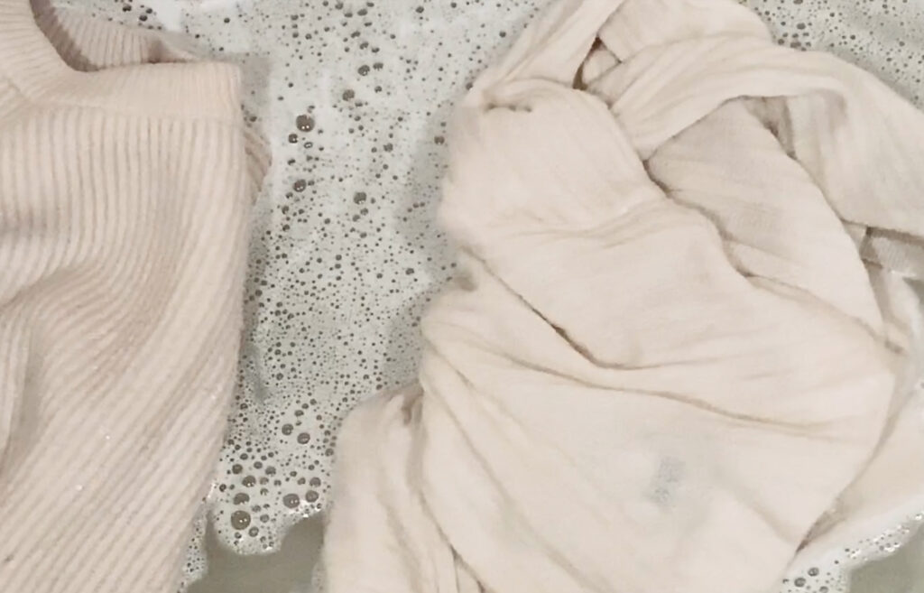 sustain-your-wardrobe-how-to-wash-wool-sweaters-8-de-smet-dossier