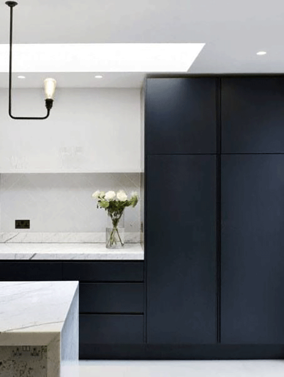 cabin-fever-black-kitchen-cabinets-minimal-modern-kitchen-interior-design-11-de-smet-dossier
