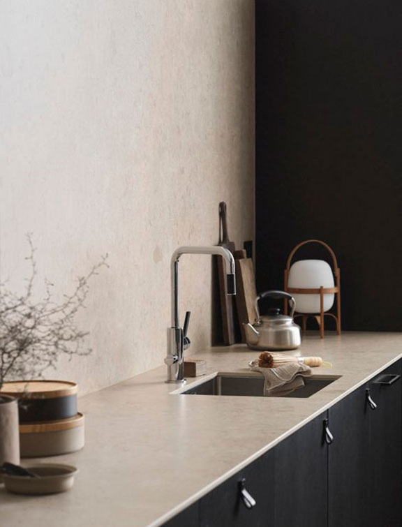 cabin-fever-black-kitchen-cabinets-minimal-modern-kitchen-interior-design-12-de-smet-dossier