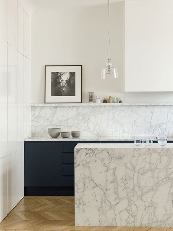 cabin-fever-black-kitchen-cabinets-minimal-modern-kitchen-interior-design-17-de-smet-dossier
