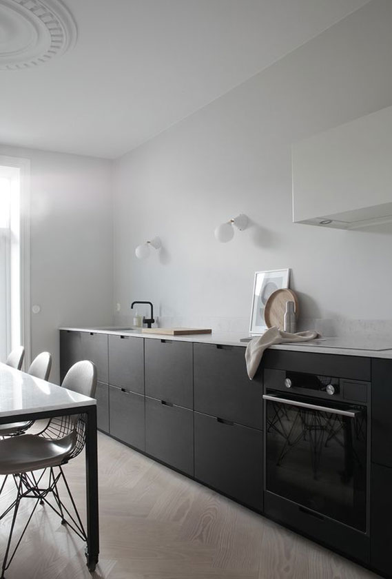 cabin-fever-black-kitchen-cabinets-minimal-modern-kitchen-interior-design-18-de-smet-dossier