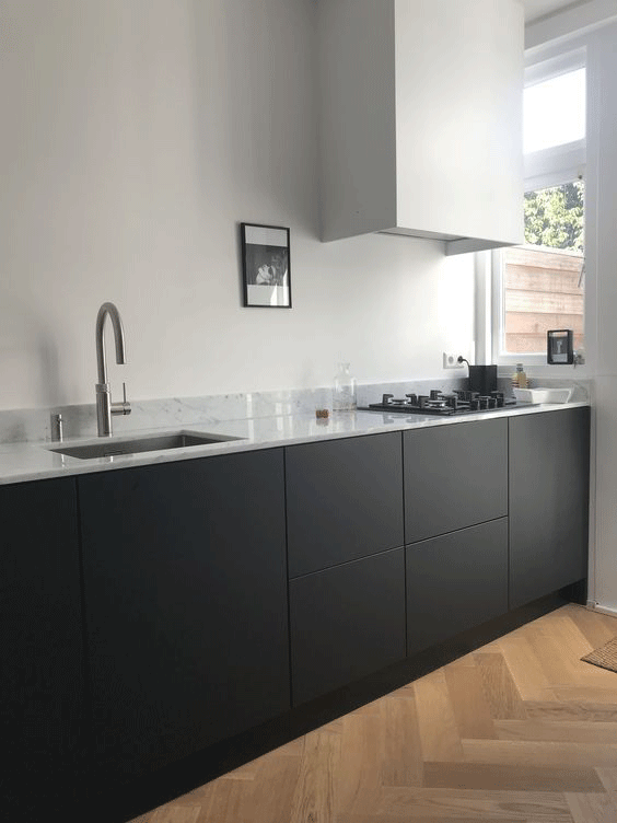 cabin-fever-black-kitchen-cabinets-minimal-modern-kitchen-interior-design-5-de-smet-dossier