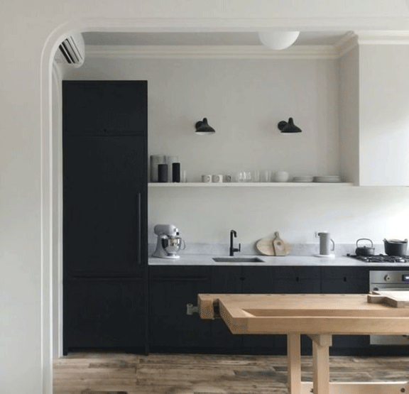 cabin-fever-black-kitchen-cabinets-minimal-modern-kitchen-interior-design-7-de-smet-dossier