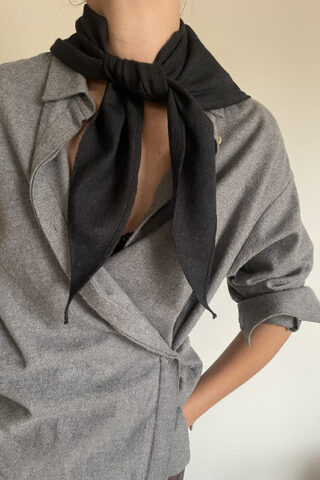 VOLPI TRIANGLE SCARF | BLACK PEPPER