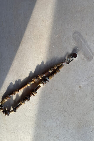 ANTIQUE HORN BEAD PHONE WRISTLET | NUTMEG